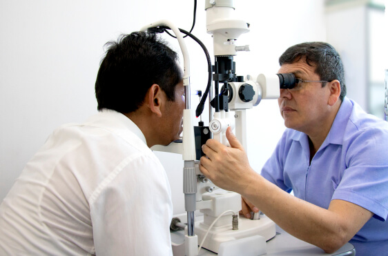 oftalmólogo especialista en glaucoma dr. Casaverde